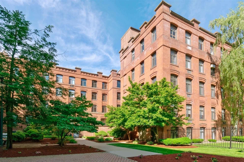 CBRE Arranges 42.6 Million Sale of 233Unit Apartment Community in