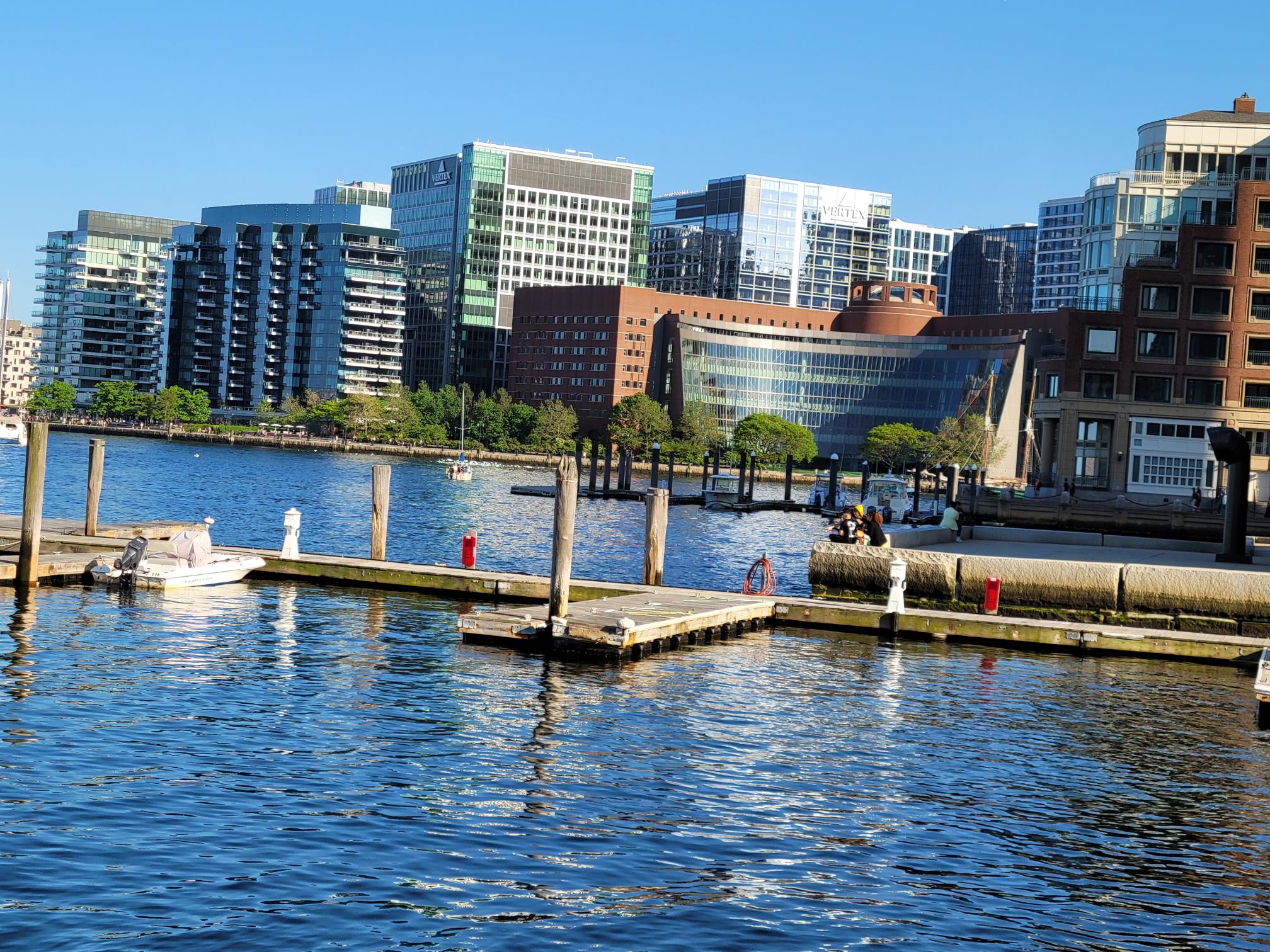 波士顿市中心办公空置率达到18.4%，仓储和生命科学租赁保持强劲态势